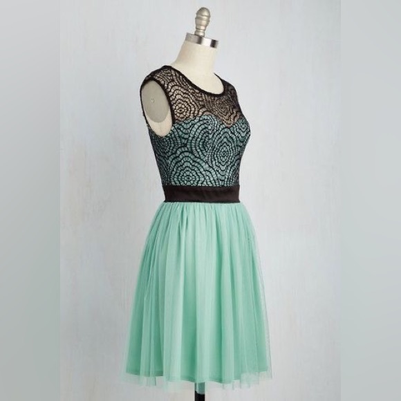 ModCloth floral lace tulle dress | Starlet’s Web | sweetheart neckline retro - Picture 9 of 16